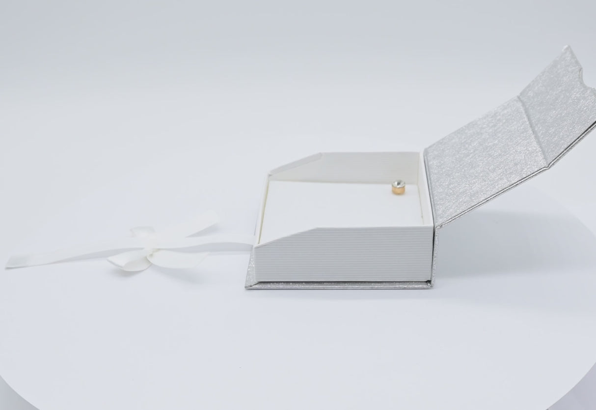 Silver and White Magnetic Ribbon Jewelry Pendant Gift Boxes